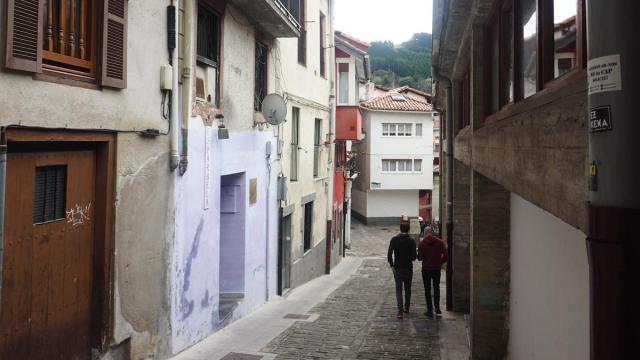 Una pareja de vecinos transita por el casco antiguo de Mutriku.