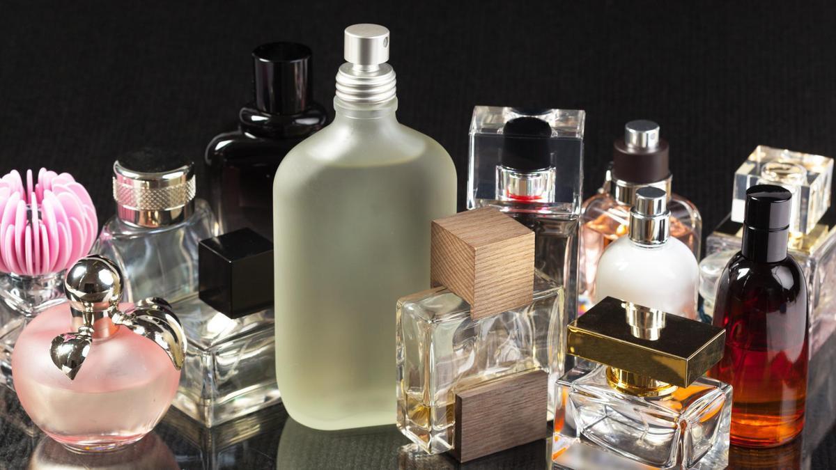 Imagen de archivo de frascos con diferentes fragancias. 