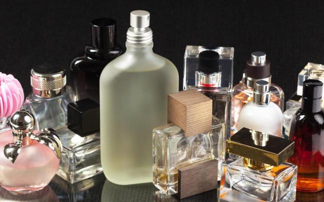 Imagen de archivo de frascos con diferentes fragancias. 