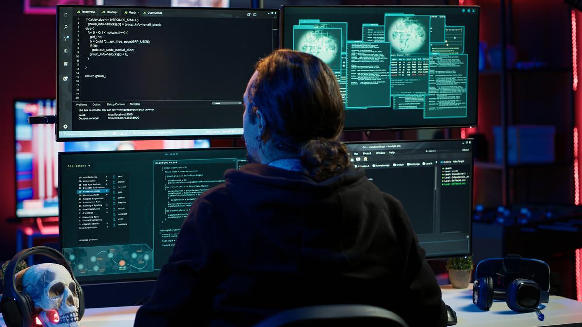 Un estafador inserta una memoria USB con datos confidenciales obtenidos mediante una brecha de seguridad.