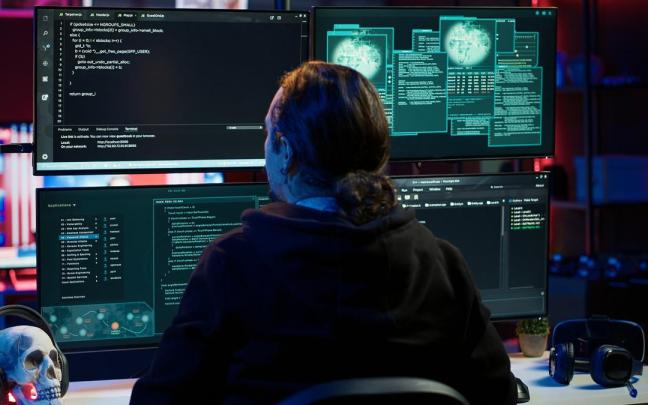 Un estafador inserta una memoria USB con datos confidenciales obtenidos mediante una brecha de seguridad.