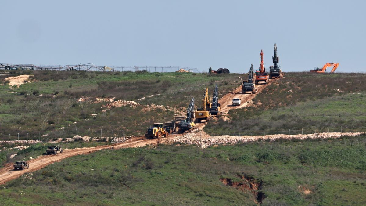 Excavadoras israelíes, escoltadas por vehículos militares, se desplazan por el lado libanés de la frontera