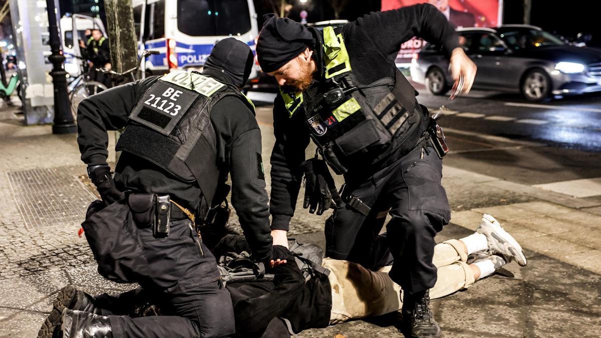 Policías berlineses detienen al sospechoso del ataque en la capital alemana.