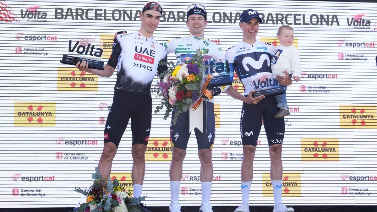 Primoz Roglic, campeón, Ayuso, segundo, y Mas, tercero, en el podio.