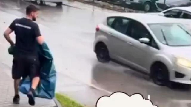 El joven, dispuesto a cruzar la carretera inundada.