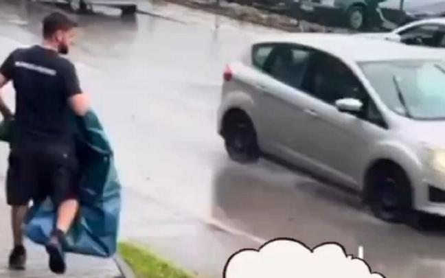 El joven, dispuesto a cruzar la carretera inundada.