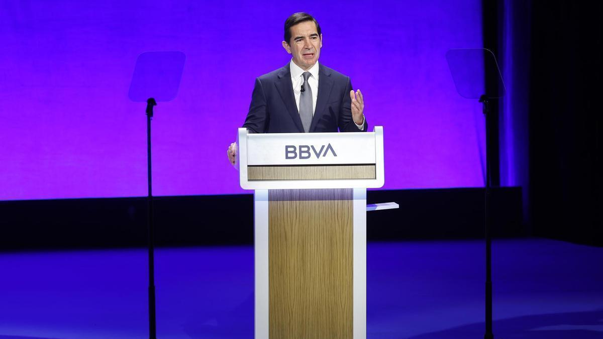 El presidente del BBVA, Carlos Torres, preside la junta general extraordinaria de accionistas.