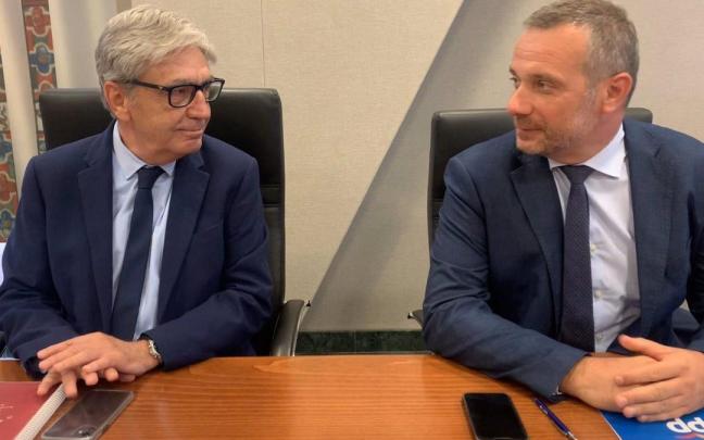 Mirallés y Segado buscan un acuerdo entre PP y Vox en Murcia Mirallés y Segado buscan un acuerdo entre PP y Vox en Murcia