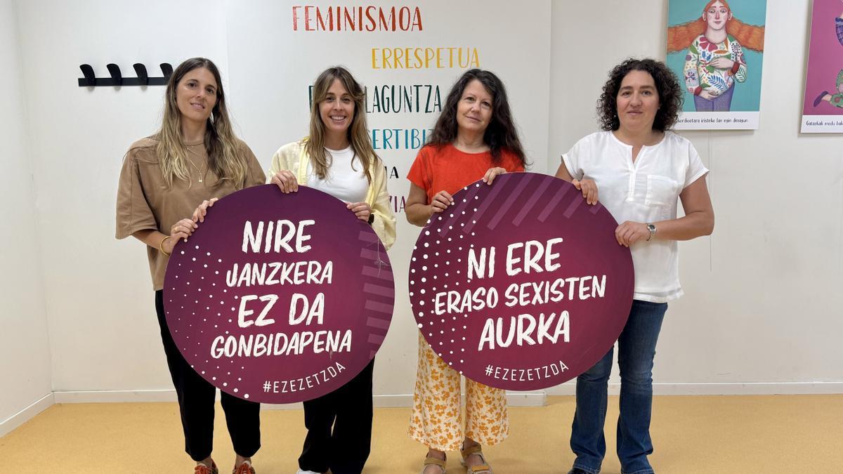 Gloria Vazquez, concejala de Igualdad, y trabajadoras del departamento.