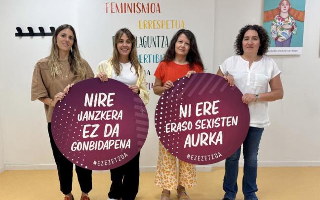 Gloria Vazquez, concejala de Igualdad, y trabajadoras del departamento.