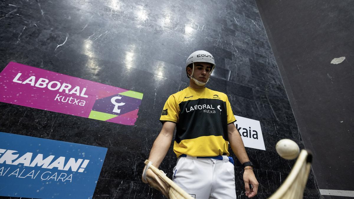 En imágenes: Eñaut Urreisti gana el Individual de cesta punta contra Ludovic Laduche en Berriatua.