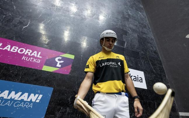 En imágenes: Eñaut Urreisti gana el Individual de cesta punta contra Ludovic Laduche en Berriatua.