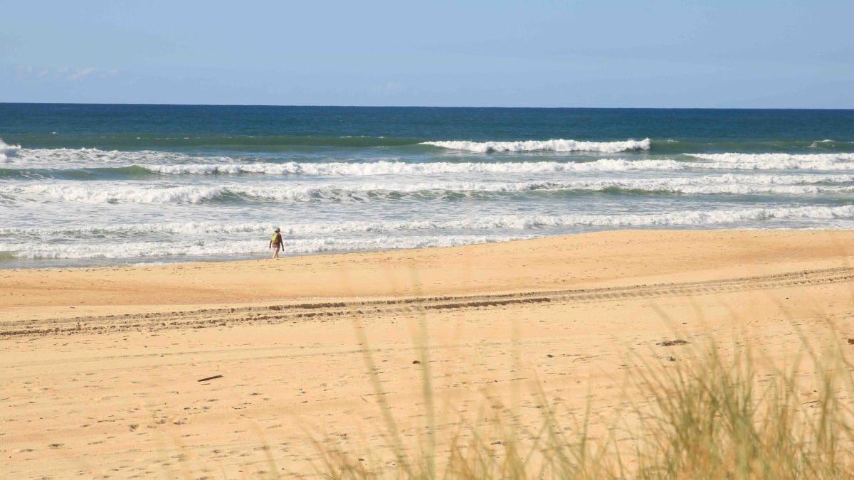 La playa semisalvaje y completamente natural de Homy permite largos paseos por la orilla.