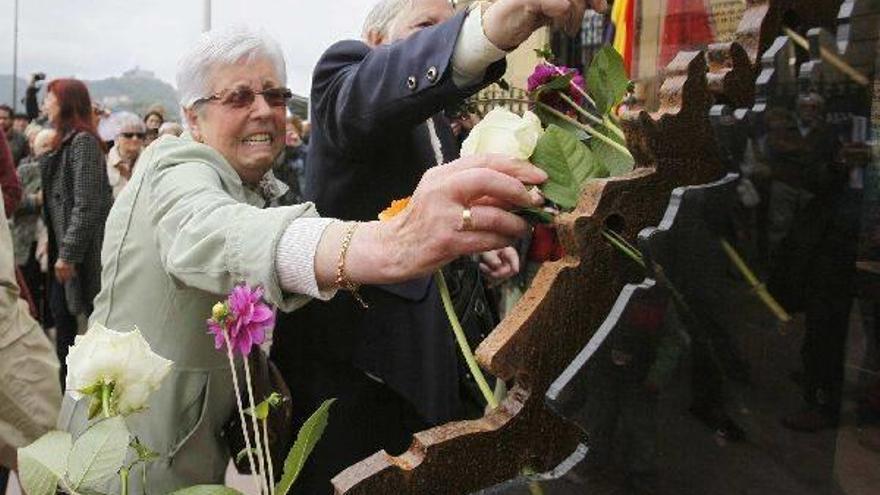 Una ofrenda floral en Donostia por las víctimas del franquismo.