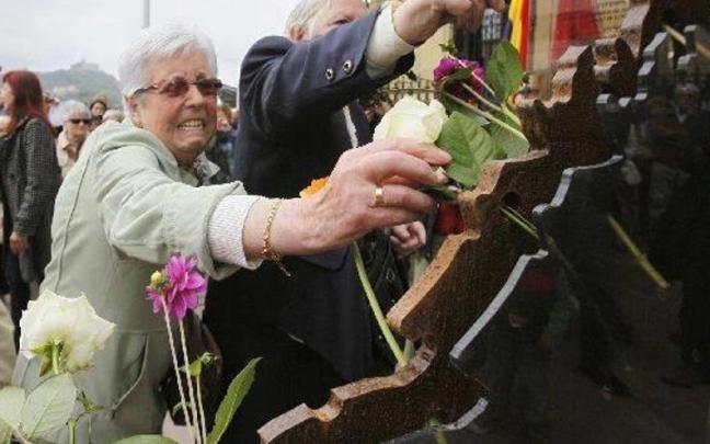 Una ofrenda floral en Donostia por las víctimas del franquismo.