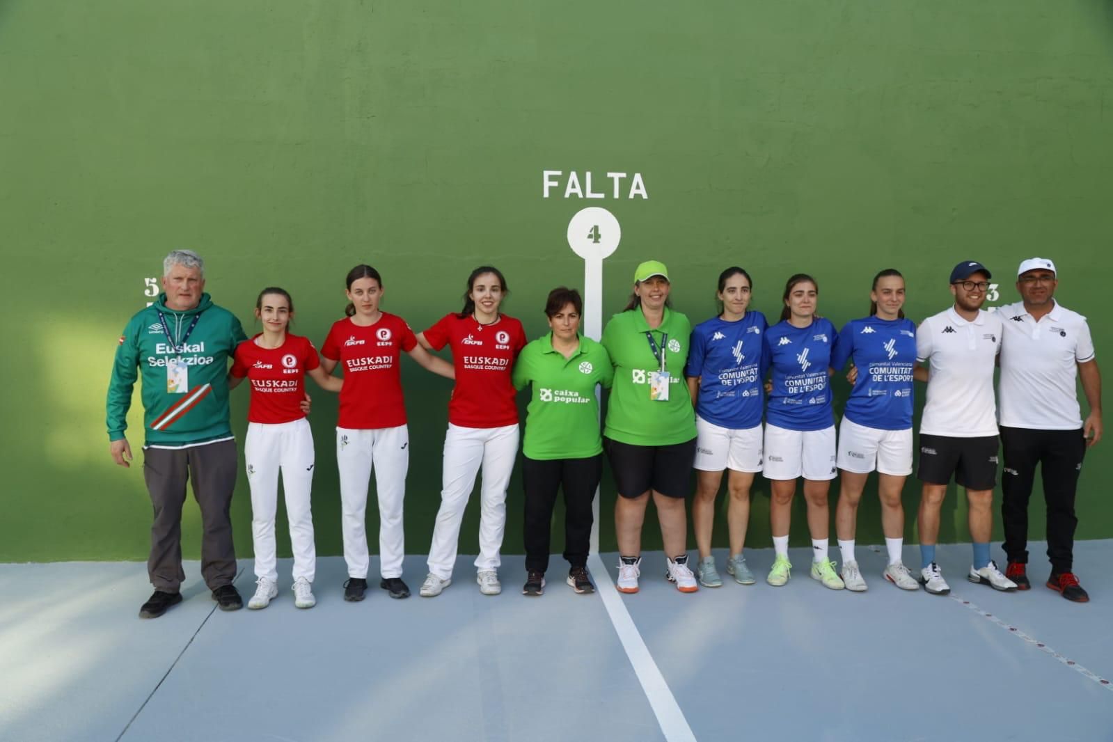 Las representantes de Euskal Selekzioa antes de la final de pelota valenciana ante Valencia.