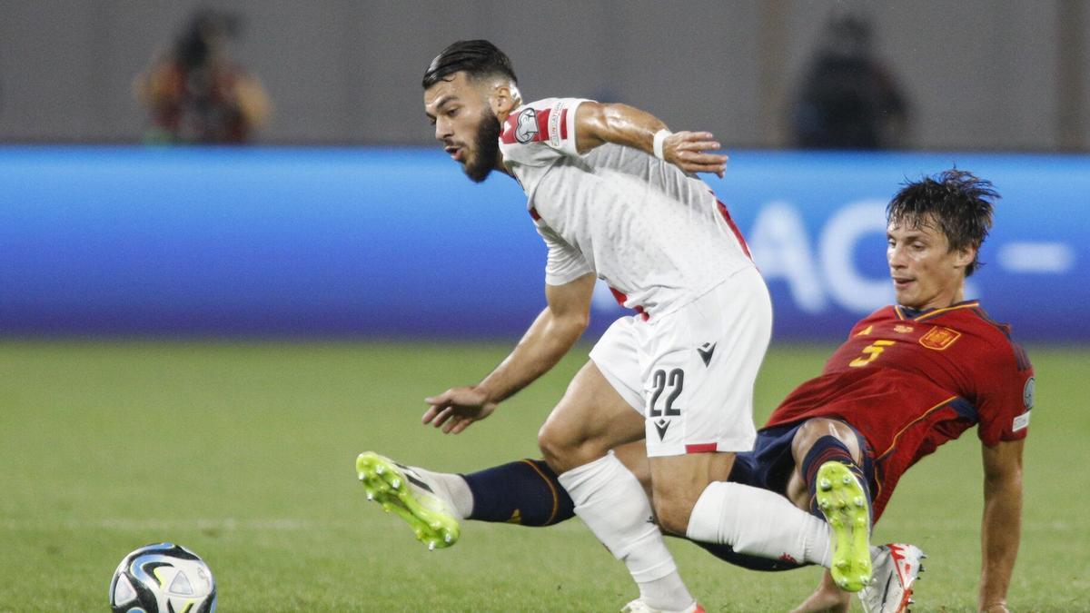 Le Normand, en una acción del partido de España contra Georgia de octavos de final de la Eurocopa. EFE/DAVID MDZINARISHVILI