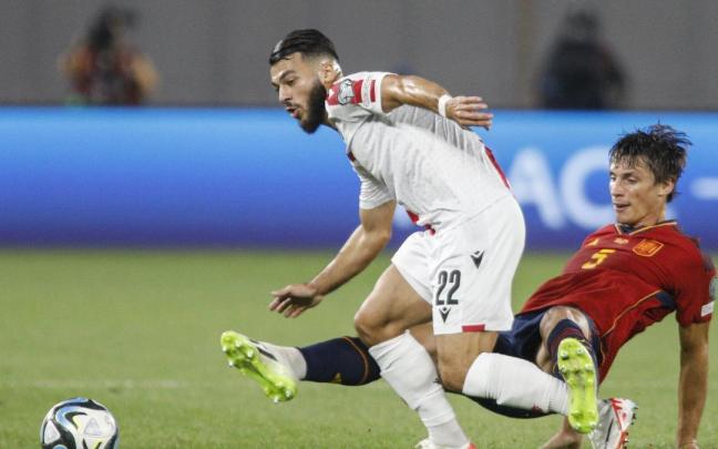 Le Normand, en una acción del partido de España contra Georgia de octavos de final de la Eurocopa. EFE/DAVID MDZINARISHVILI