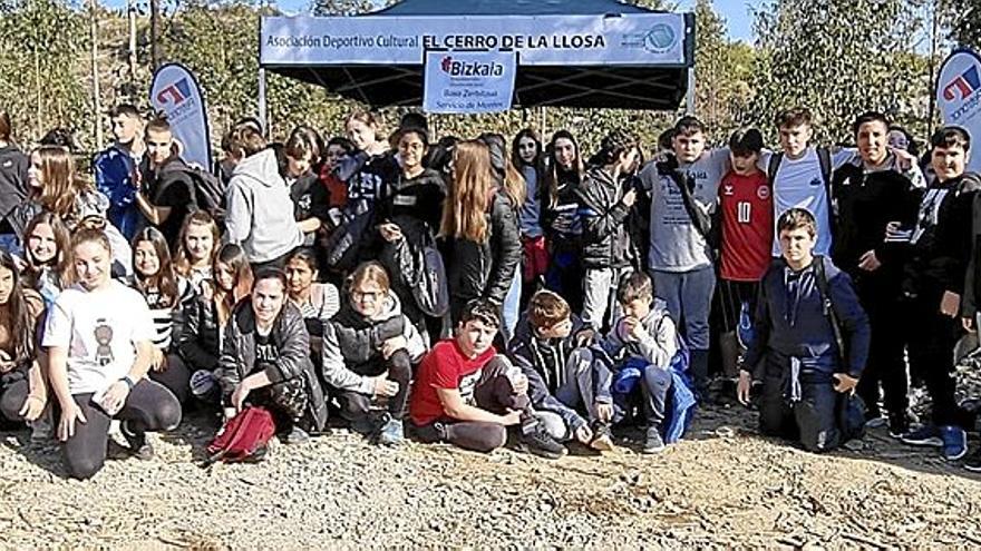 Los escolares han demostrado su compromiso con el medio ambiente repoblando parte de la masa forestal quemada en 2019.