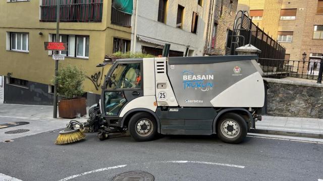 Un vehículo de limpieza de Beasain.