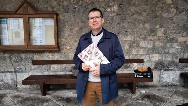El presidente de Mundakako Atorrak, Gaizka Lozano, con el libro Mundakako Atorrak, disponible por 25 euros