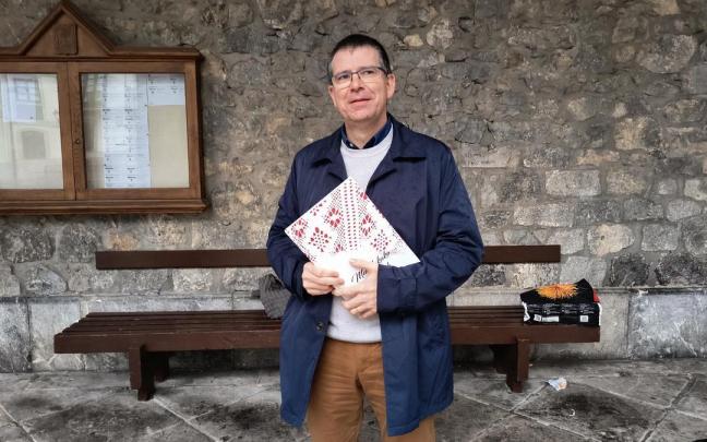 El presidente de Mundakako Atorrak, Gaizka Lozano, con el libro Mundakako Atorrak, disponible por 25 euros