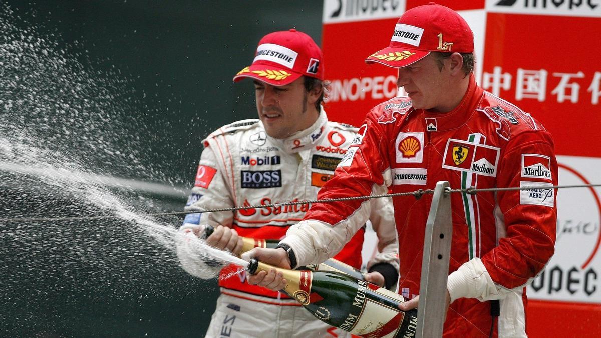 Kimi Raikkonen y Fernando Alonso celebran un podio de la temporada de 2007 en la Fórmula 1.