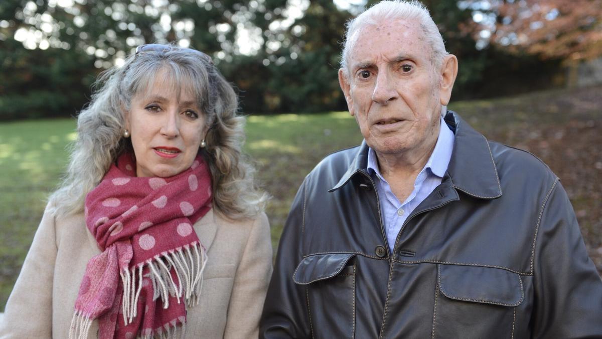 Emilio Aperribai junto a su hija este viernes en Gernika.