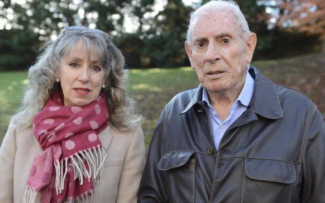 Emilio Aperribai junto a su hija este viernes en Gernika.