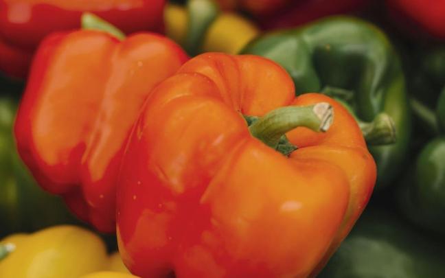 Pimientos rojos, amarillos y verdes.