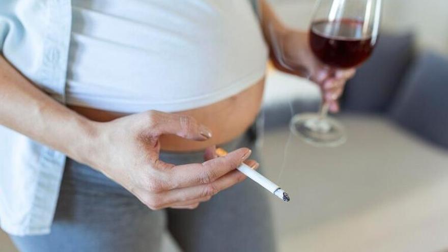 Una mujer embarazada fumando