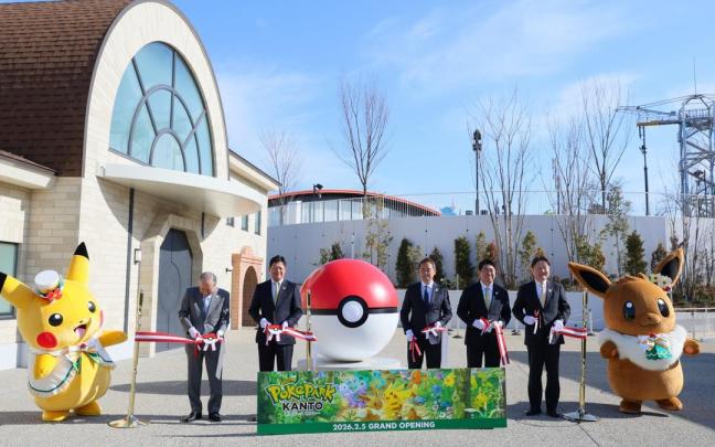 Uno de los grandes reclamos del parque es su oferta de productos: peluches, figuras, bebidas de colores, gorros y todo tipo de artículos exclusivos.