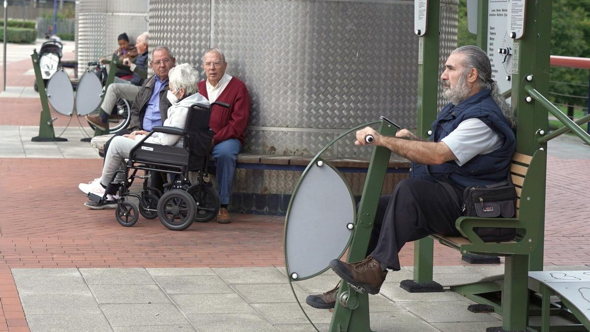 Un grupo de personas realiza ejercicio en una calle.