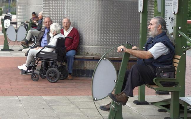 Un grupo de personas realiza ejercicio en una calle.