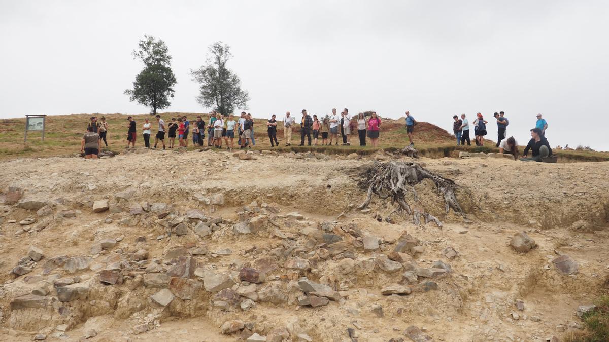 Visita guiada a las excavaciones de Munoaundi durante la campaña que se llevó a cabo el pasado verano.