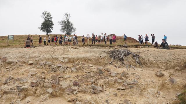 Visita guiada a las excavaciones de Munoaundi durante la campaña que se llevó a cabo el pasado verano. / Aitor Visita guiada a las excavaciones de Munoaundi durante la campaña que se llevó a cabo el pasado verano.