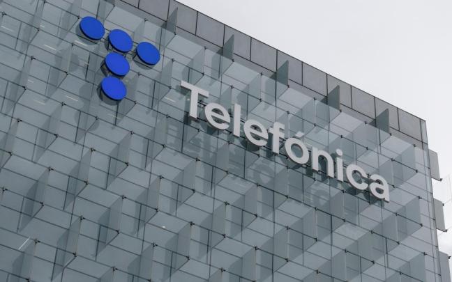 Fachada de la sede de Telefónica. Fachada de la sede de Telefónica.