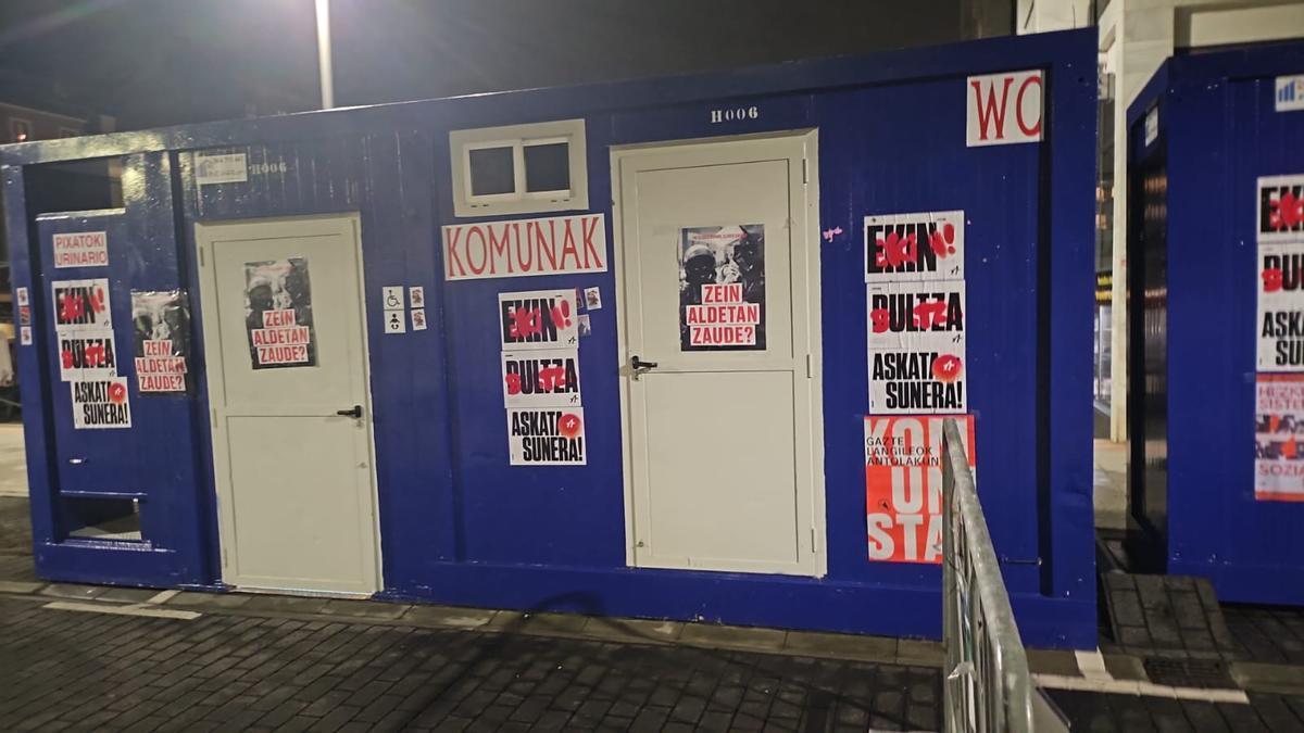 Carteles y pintadas contra la Ertzaintza en el recinto de txosnas de Galdakao.