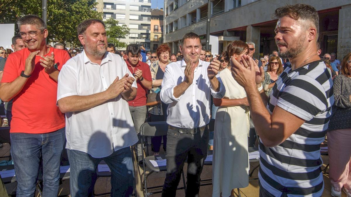 Arnaldo Otegi junto a Oriol Junqueras y Gabriel Rufián, ayer en la plaza Ezkurdi de Durango.