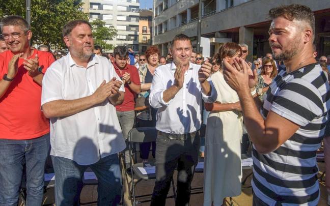 Arnaldo Otegi junto a Oriol Junqueras y Gabriel Rufián, ayer en la plaza Ezkurdi de Durango.