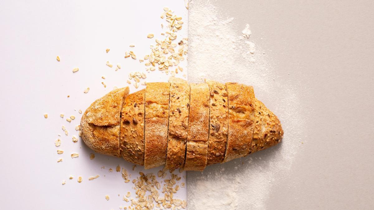 Pan de semillas cortado en rebanadas