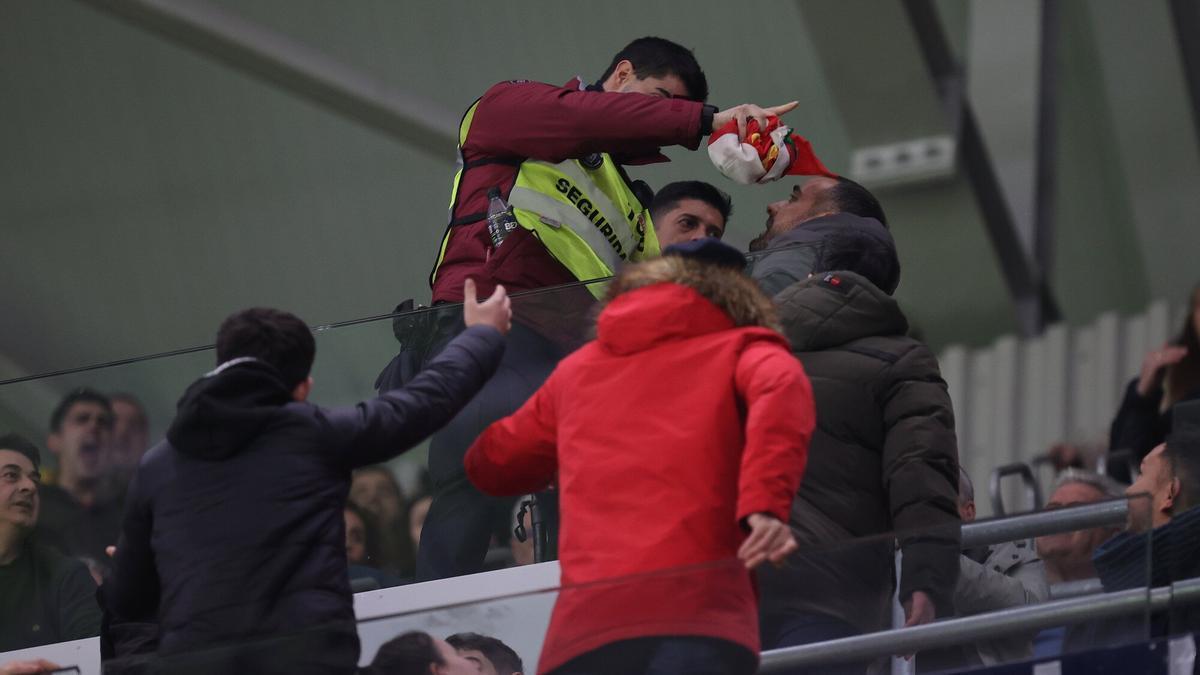 Momento de la retirada de una ikurriña en El Sadar.