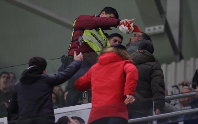 Momento de la retirada de una ikurriña en El Sadar. Momento de la retirada de una ikurriña en El Sadar.