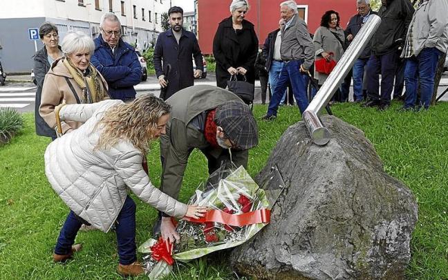 Homenaje en Andoain a José Luis López de Lacalle en el 24 aniversario de su asesinato por ETA. | FOTO: EFE