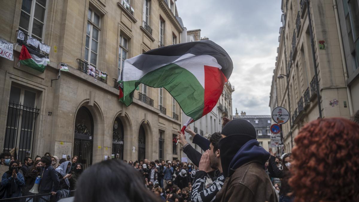 Estudiantes se manifiestan frente a la Universidad de La Sorbona por Palestina, en París.