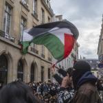 Estudiantes se manifiestan frente a la Universidad de La Sorbona por Palestina, en París.