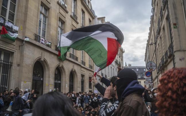 Estudiantes se manifiestan frente a la Universidad de La Sorbona por Palestina, en París.