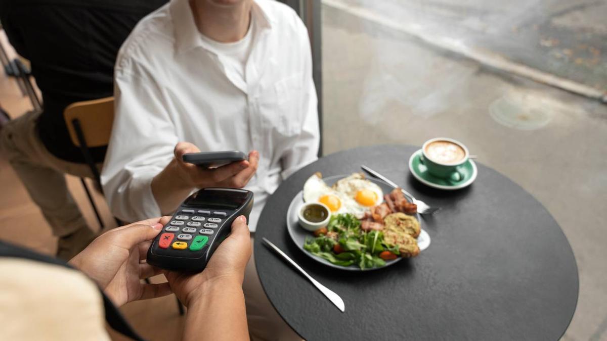 ¿Te puedes ir de un restaurante sin pagar si no te traen la cuenta? Esto es lo que dice un abogado