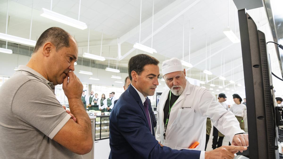 El lehendakari Imanol Pradales y la consejera de Educación Begoña Pedrosa han visitado hoy la Escuela de Hostelería de Leioa, un ejemplo de transformación tecnológica.