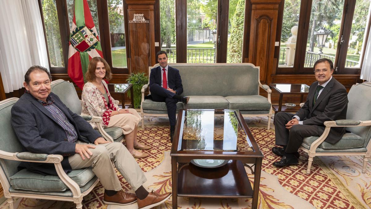 El lehendakari Pradales y el consejero Martinez iniciaron la ronda de contactos con el sector sanitario con el Sindicato Médico de Euskadi